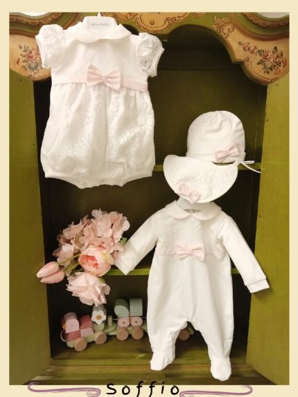 Pagliaccetto neonata Soffio Pagliaccetto elegante per neonata in voile devorè con stampa fiori tono su tono, corpino in tessuto a tinta unita e colletto profilato, cinturina in tessuto con fiocco di colore rosa. Lista Nascita Corredino