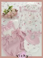 Pagliaccetto neonata Vichy Raffinato pagliaccetto per neonata - 100% cotone - in tessuto lavorato a fiori, colletto a corolla e grazioso fiocchetto applicato. Made in Italy Lista Nascita Corredino