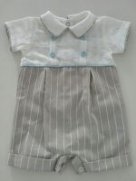 Pagliaccetto neonato Sabbia Pagliaccetto per neonato con corpino in cotone fiammato e bottoncini applicati, colletto bordato in tessuto rigato utilizzato anche per il pantaloncino. Made in Italy Abito da Battesimo Lista Nascita Corredino