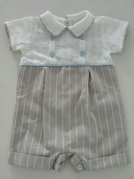Pagliaccetto neonato Sabbia Pagliaccetto per neonato con corpino in cotone fiammato e bottoncini applicati, colletto bordato in tessuto rigato utilizzato anche per il pantaloncino. Made in Italy Abito da Battesimo Lista Nascita Corredino