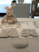 Pagliaccetto neonato Sabbia Pagliaccetto per neonato con corpino in cotone fiammato e bottoncini applicati, colletto bordato in tessuto rigato utilizzato anche per il pantaloncino. Made in Italy Abito da Battesimo Lista Nascita Corredino