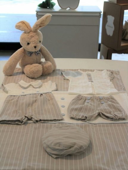 Pagliaccetto neonato Sabbia Pagliaccetto per neonato con corpino in cotone fiammato e bottoncini applicati, colletto bordato in tessuto rigato utilizzato anche per il pantaloncino. Made in Italy Abito da Battesimo Lista Nascita Corredino