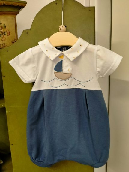 Pagliaccetto neonato Vela Pagliaccetto per neonato, modello bicolore con colletto fantasia e decoro con patch applicate. Made in Italy Lista Nascita Corredino
