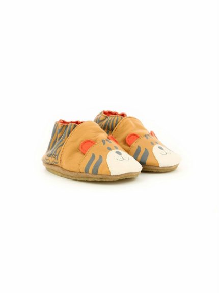 Scarpine Awesome Tiger Le scarpine Robeez sono in morbida pelle e con la suola morbida permettono al tuo bimbo di muoversi al meglio sia gattonando che facendo i primi passi. Indispensabili a casa o al nido come pantofoline, calzano comodamente senza paura di perderle, sono proprio irresistibili.Il modello Awesome Tiger ha la tomaia in pelle color cammello e fodera in 70% pelle conciata al vegetale e 30% tessuto. La morbida suola protegge i piedi del bambino grazie all'interno in pelle conciata al 100% e all'esterno in crêpe. Awesome Tiger si adatta perfettamente ai piedi del bambino grazie alla chiusura elastica, che rende le scarpine facili da indossare, fornendo un buon sostegno alla caviglia. Idea Regalo
