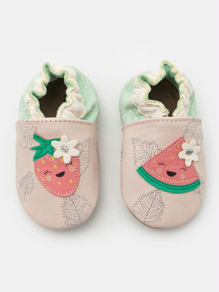 Scarpine Fruit s Party Le scarpine Robeez sono in morbida pelle e con la suola morbida permettono alla tua bimba di muoversi al meglio sia gattonando che facendo i primi passi. Il modello Fruit's Party ha la tomaia in pelle conciata al vegetale rosa chiaro e verde chiaro e fodera in pelle conciata al vegetale al 70% e tessuto al 30%. Indispensabili a casa o al nido come pantofoline, calzano comodamente senza paura di perderle, sono proprio irresistibili. Idea Regalo