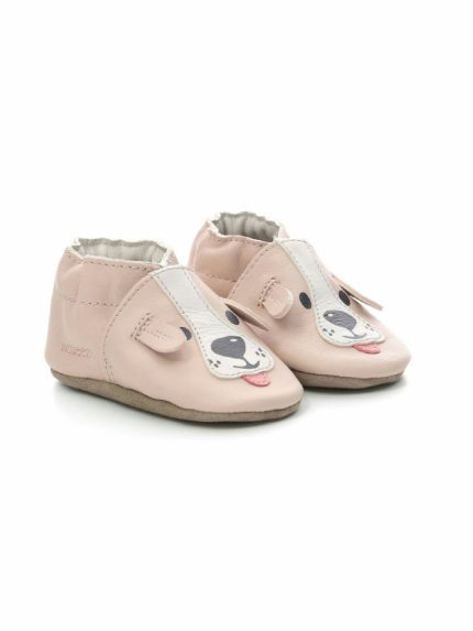 Scarpine Sweety Dog Le scarpine Robeez sono in morbida pelle e con la suola morbida permettono alla tua bimba di muoversi al meglio sia gattonando che facendo i primi passi. Il modello Sweety Dog ha la tomaia in pelle rosa chiaro e fodera in pelle conciata al vegetale al 70% e tessuto al 30%. Indispensabili a casa o al nido come pantofoline, calzano comodamente senza paura di perderle grazie alla loro chiusura elastica , che le rendono facili da indossare fornendo un buon sostegno alla caviglia. Idea Regalo