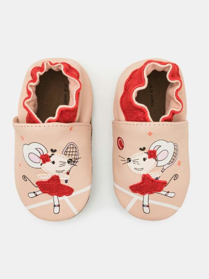 Scarpine Tennis Mouse Le scarpine Robeez sono in morbida pelle e con la suola morbida permettono alla tua bimba di muoversi al meglio sia gattonando che facendo i primi passi. Il modello Tennis Mouse ha la tomaia in pelle conciata al vegetale rosa chiaro e verde chiaro e fodera in pelle conciata al vegetale al 70% e tessuto al 30%. Indispensabili a casa o al nido come pantofoline, calzano comodamente senza paura di perderle, sono proprio irresistibili.