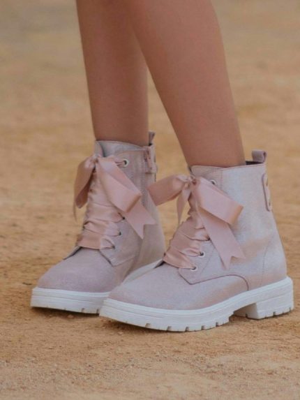 Stivaletto alto Mimilù Stivaletto alto di Mimilù per damigella e Comunione. Modello in pelle scamosciata glitterata colore rosa con lacci in raso, zip laterale per una comoda calzata, suola in gomma, foderata interamente in pelle. Accessori Cerimonia
