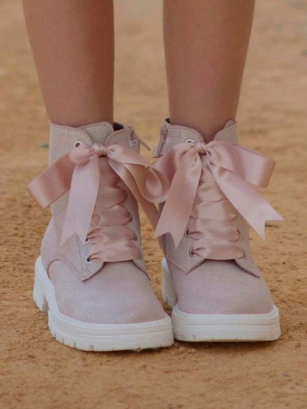 Stivaletto alto Mimilù Stivaletto alto di Mimilù per damigella e Comunione. Modello in pelle scamosciata glitterata colore rosa con lacci in raso, zip laterale per una comoda calzata, suola in gomma, foderata interamente in pelle. Accessori Cerimonia
