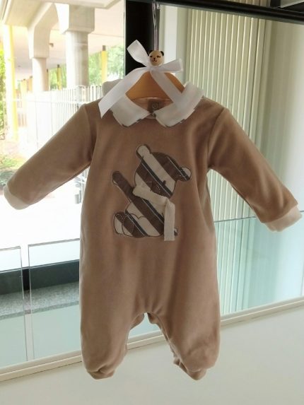Tutina ciniglia neonato Vaniglia Tutina per neonato in morbida ciniglia senza piedin, modello con decoro orsetto con fiocchetto applicato, polsi a contrasto color panna, colletto profilato in tessuto rigato. Made in Italy Lista Nascita Corredino