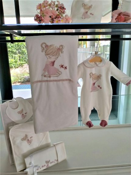 Tutina neonata Bambolina Tutina con piedini per neonata realizzata in morbida ciniglia con graziosa stampa frontale, colletto profilato, apertura dietro e all’interno gamba con bottoncini a pressione. Made in Italy Lista Nascita Corredino