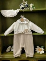Tutina neonata Biancolatte Tutina in ciniglia/maglia per neonata, modello senza piedini e colletto profilato, corpino color latte in ciniglia con decoro fiore applicato in vita, pantaloncino in maglia con comoda apertura con bottoni a pressione. Made in Italy. Lista Nascita Corredino