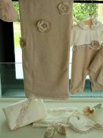 Tutina neonata Biancolatte Tutina in ciniglia/maglia per neonata, modello senza piedini e colletto profilato, corpino color latte in ciniglia con decoro fiore applicato in vita, pantaloncino in maglia con comoda apertura con bottoni a pressione. Made in Italy. Lista Nascita Corredino