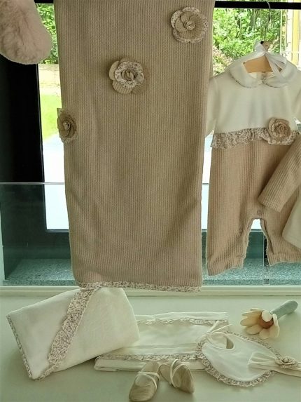 Tutina neonata Biancolatte Tutina in ciniglia/maglia per neonata, modello senza piedini e colletto profilato, corpino color latte in ciniglia con decoro fiore applicato in vita, pantaloncino in maglia con comoda apertura con bottoni a pressione. Made in Italy. Lista Nascita Corredino
