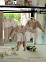 Tutina neonata Biancolatte Tutina in ciniglia/maglia per neonata, modello senza piedini e colletto profilato, corpino color latte in ciniglia con decoro fiore applicato in vita, pantaloncino in maglia con comoda apertura con bottoni a pressione. Made in Italy. Lista Nascita Corredino