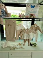 Tutina neonata Biancolatte Tutina in ciniglia/maglia per neonata, modello senza piedini e colletto profilato, corpino color latte in ciniglia con decoro fiore applicato in vita, pantaloncino in maglia con comoda apertura con bottoni a pressione. Made in Italy. Lista Nascita Corredino