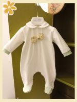 Tutina neonata Fiori di Campo Tutina con piedini in jersey di cotone per neonata. Colletto profilato in tessuto e grazioso decoro fiori in tessuto fantasia. Made in Italy Glam Lista Nascita Corredino