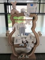 Tutina neonato Coniglietto Tutina con piedini per neonato realizzata in ciniglia con applicazione frontale di un morbido coniglietto, colletto profilato e polsi di colore azzurro polvere a contrasto, apertura dietro e all'interno gamba con bottoncini a pressione. Made in Italy Lista Nascita Corredino