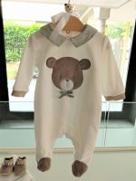 Tutina neonato Nocciola Tutina con piedini per neonato realizzata in ciniglia con applicazione frontale di un grazioso decoro orsetto, colletto a contrasto in tessuto pieds de poule,polsini e piedini in colore nocciola a contrasto, apertura dietro e all'interno gamba con bottoncini a pressione. Made in Italy Lista Nascita Corredino