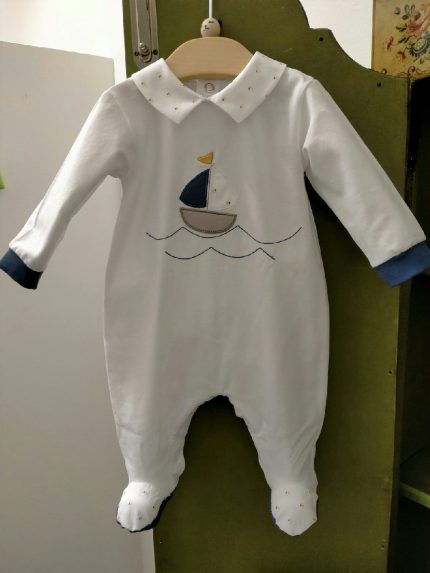 Tutina neonato Vela Tutina per neonato con piedini, maniche lunghe con polsini a contrastoi, modello tinta unita con colletto fantasia e decoro con patch applicate. Made in Italy Lista Nascita Corredino