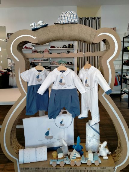 Tutina neonato Vela Tutina per neonato con piedini, maniche lunghe con polsini a contrastoi, modello tinta unita con colletto fantasia e decoro con patch applicate. Made in Italy Lista Nascita Corredino