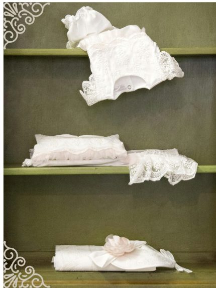 Tutina Piccola Principessa Teto e Tatta Elegante tutina con piedini di Teto e Tatta, davantino in pizzo macramè e tulle.Capo indispensabile per un corredino raffinato. Lista Nascita Corredino
