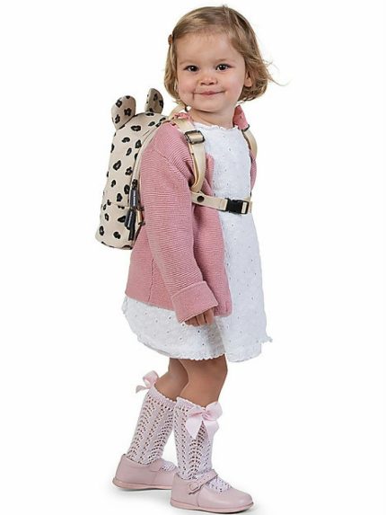 Zainetto My First Bag Innamorata della tua borsa Mommy Bag? Regala alla tua bimba uno zaino nello stesso inconfondibile stile: lo Zainetto My First Bag di Childhome! Proprio come la tua borsa, lo zainetto bimbi è curatissimo nei dettagli e ultra fashion per bimbe super trendy! Bellissimo, con la sua decorazione leopardata e le sue simpatiche orecchie, è anche uno zainetto pratico e comodo! Idea Regalo
