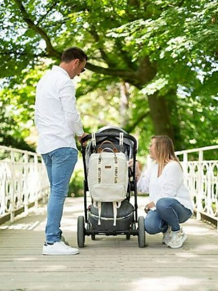 Zaino fasciatoio Family Club Esplora il nuovo meraviglioso zaino Childhome Family Club, il tuo alleato di stile e funzionalità per vivere avventure indimenticabili con il tuo piccolo! Questo zainetto trendy ti conquisterà con il suo design alla moda e le sue fantastiche caratteristiche: due tasche termiche per mantenere al fresco i cibi e le bevande, una tasca esterna removibile per avere tutto a portata di mano. Inclusi anche un morbido tappetino per il cambio e pratici ganci per attaccarlo al passeggino. Affronta ogni giornata con facilità, grazie a questa meraviglia idrorepellente che si prende cura di te e del tuo bambino in ogni momento. Preparati a vivere esperienze uniche con lo zaino Family Club! Nursery Idea Regalo