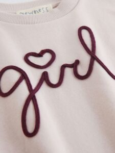 Felpa girocollo bambina Newness – Felpa girocollo bambina in cotone invernale con scritta Girl – 3/9 anni